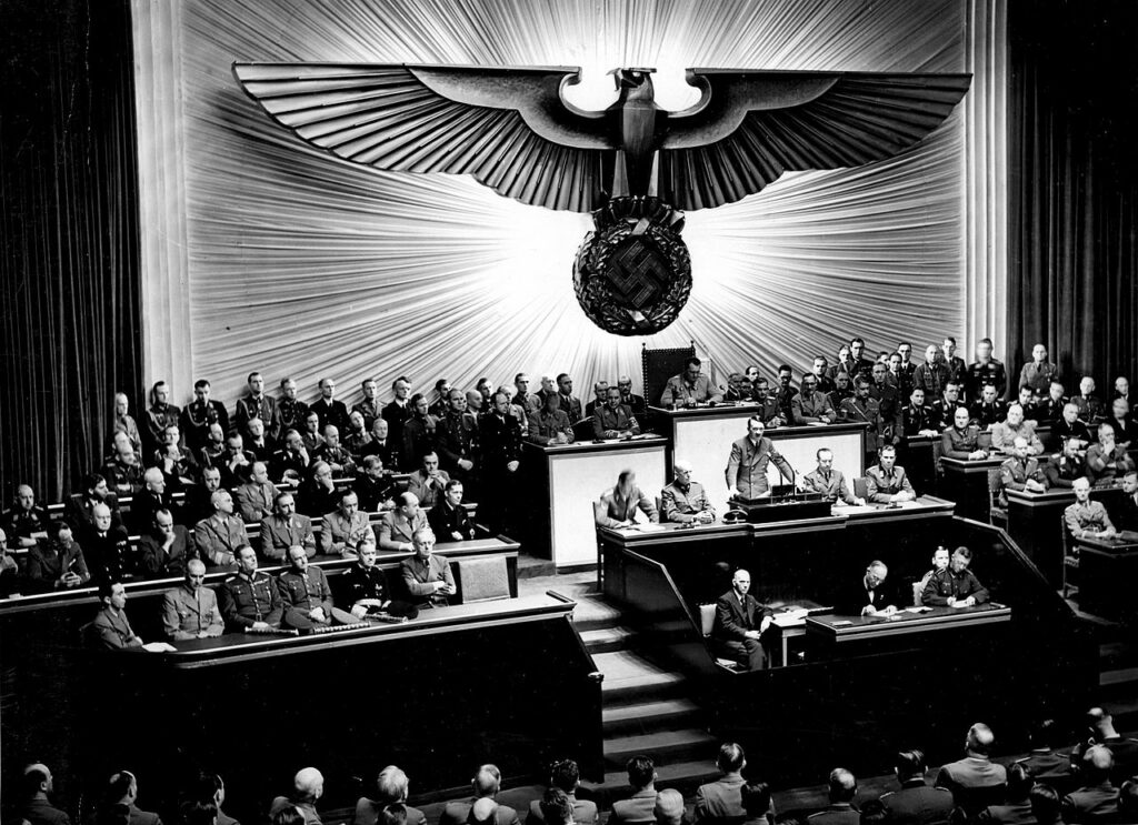 Dezember 1941, Reichstagssitzung im Berliner Opernhaus. Hitler erklärt den Vereinigten Staaten den Krieg. Dies ist die erste offizielle Kriegserklärung des Dritten Reiches - zuvor hatte Hitler hybride Feldzüge geführt oder ohne Vorwarnung angegriffen. Foto: Bundesarchiv